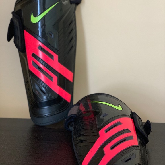 Adidas FIFA WORLD CUP 2014 cleats w/ shin guards - Picture 6 of 6
